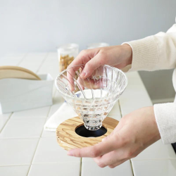 Hario V60 Dripper 02, Vetro trasparente con base in legno ulivo